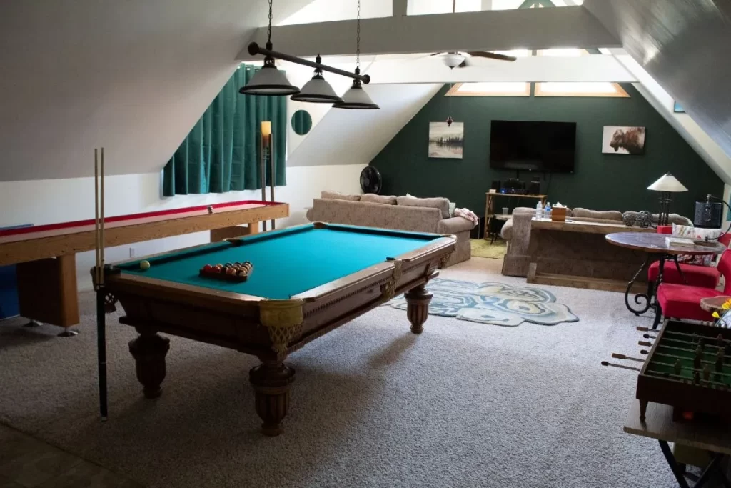 A pool table on a room.